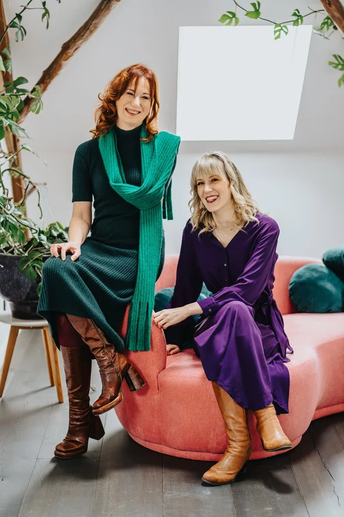 Patricia en Michèle samen op de roze sofa