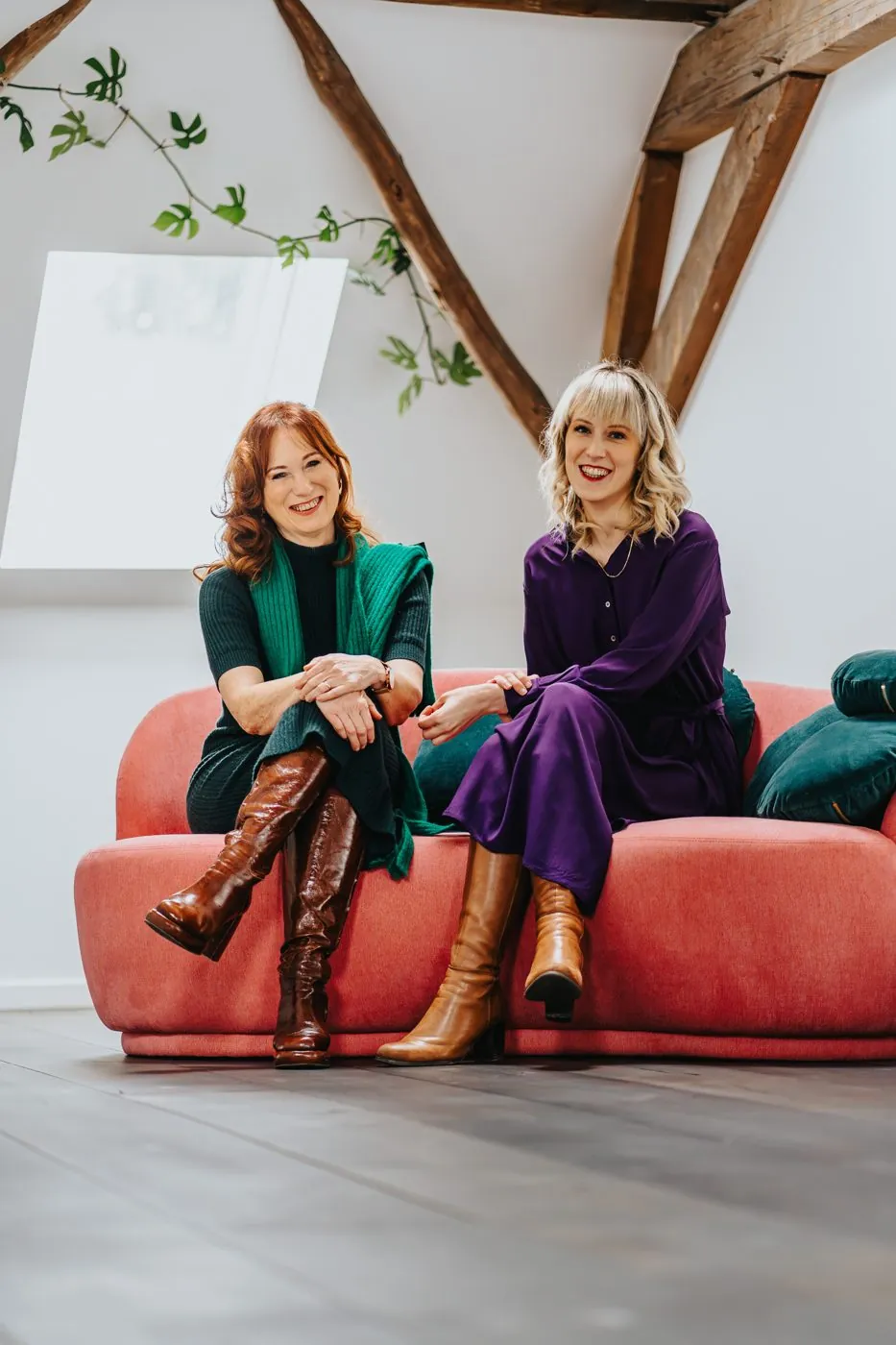 Patricia en Michèle samen op de roze sofa